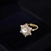 Anillo de Dedo Ajustable con Apertura de Copo de Nieve Dorado con Circonita Micro-incrustada y Perla Natural para Mujer Anillo Nicho Vintage de Lujo Ligero