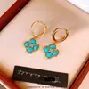 Aretes Sonajeros de Esmeralda y OroAretes de flor con circonita cúbica bañados en oro real, un diseño lujoso y de alta gama, aretes estilo vintage para mujer