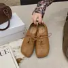 Sapatos de couro estilo coreano com cadarço, bico quadrado e bico dividido para mulheres, novos sapatos baixos retrô de salto baixo, estilo britânico para o dia a dia, 2026