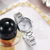 Nuevo Reloj Versátil de Banda de Acero Transfronterizo para Mujer al por Mayor, Lujo Ligero, Sensación de Alta Gama, Reloj Verde Aguacate para Mujer con Incrustaciones de Diamantes Brillantes