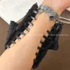 Pinza para el pelo negra triangular estilo coreano para mujer, con tela brillante y diseño de pinza de tiburón, perfecta para crear recogidos elegantes en la parte posterior de la cabeza.; venta al por mayor de fábrica