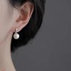 Pendientes pequeños y sencillos de perla hueca de plata s925 para mujer, pendientes sencillos y exquisitos avanzados, accesorios de moda de nicho que combinan con todo.