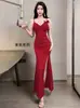 Vestido de Noite Preto com Gola Halter Ombro a Ombro Estilo Novo 2026 com Fenda Alta de Cor Contrastante Vestido Longo Sereia Adequado para Uso Diário para Mulheres