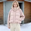 Jaqueta de inverno acolchoada com retalhos de manga tricotada, estilo europeu e americano, para mulheres, comprimento curto, moda inverno 2026, gola alta, enchimento de plumas de pato branco quente, estilo popular