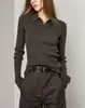 U.N.Q. irradia un encanto refinado y suave, con una textura suave y amigable con la piel y una calidad excepcional. Este es un polo de punto base de hilo Yangzi alemán