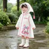 Impermeable para niños, poncho de lluvia para bebé, impermeable de cuerpo entero para una persona para niños y niñas para jardín de infantes y estudiantes de primaria, abrigo de dibujos animados impermeable para niños