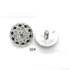 Cárdigan de Punto de Plástico Estilo Chanel Electroplateado con Botones Redondos de Diamante Texturizado Blanco, Botones de Perla y Adornos de Camelia