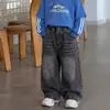 Moletom de Algodão Little Shop para Meninos Jeans de Outono 2026 Novo Estilo Coreano Simples Moderno Conjunto de Roupas Infantis Falso Duas Peças Moderno