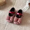 Sapatos de bebê xadrez retrô estilo coreano, com um laço fofo e design de princesa, com fecho de velcro e abertura rasa, modernos para crianças