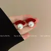 Brincos de Laço Vermelho com Flocagem Estilo Moda Francesa 2025 Novos Brincos Festivos de Pérola de Imitação Brincos de Estilo Ocidental Avançado