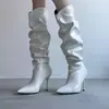Nova coleção de inverno: Botas femininas de cano alto, com corte em V e salto agulha, 2026, projetadas para baixinhas, apresentando salto alto e detalhes plissados