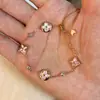 Pulseira vintage de madrepérola rosa natural, banhada a ouro rosa 18K de luxo leve, empilhável, toque de nicho de alta qualidade, pulseira de quatro flores em formato de diamante
