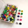 Atacado do fabricante tachinhas coloridas revestidas de plástico, material de escritório, tachinhas para quadro de cortiça, tachinhas de cabeça chata, tachinhas para arte e desenho, tachinhas de cabeça grande
