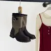 Nuevos Zapatos de Mujer Otoño 2026 de Tiendas Físicas: Botines Cortos de Estilo Europeo con Punta Redonda, Tacón Grueso, Hebilla y Slip-On, Botas de Caballero de Moda