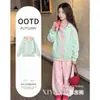 Chaqueta con capucha estilo Dopamina Dulce Académico Elegante Pantalones Curvos de Cinco Puntas Moda Conjunto de Dos Piezas para Niñas Primavera y Otoño