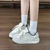 Tênis feminino de sola grossa, nova coleção primavera/outono 2026, tênis brancos com design color-block, sapatos casuais com cadarço, que aumentam a altura, versáteis, tênis da moda para estudantes