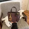 Bolso para Mujer 2026 Nuevo Textura de Alta Calidad Diseño de Nicho Principios de Otoño Retro Versátil Bolso Cruzado Bolso Cubo de Mano Moderno