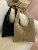 Bolso tote transfronterizo de gamuza tachonada vintage para mujer, bolso de axila estilo motero de nicho para otoño e invierno 2026, bolso de mano elegante