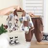 Roupa de Outono para Bebê Meninos Conjunto Fofo 2025 Novo Estiloso Roupas Infantis Casuais Coloridas Animais Conjunto de Três Peças