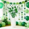 Calle. Decoración de Fiesta del Festival Irlandés de Trébol de Cuatro Hojas del Día de San Patricio Fiesta Artificial Simulación Transfronterizo Amazon