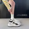 Novos Tênis Casuais Femininos com Solado Grosso para Estudantes da Primavera de 2026, Tênis de Malha Modernos e Simples, Tendência Versátil de Tênis "Dad Shoes"