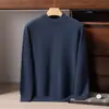 Suéter liso de color sólido con cuello medio alto, grueso, corte holgado, tejido base para otoño e invierno para hombre, estilo nuevo en azul marino y negro