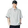 Camiseta Versátil de Design Sofisticado para Homens 2026 Nova Primavera Solta Tendência Estilo Casual Manga Curta Top Atacado