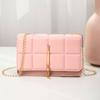 Bolso bandolera cuadrado pequeño a cuadros en relieve de moda para combinar con todo 2023 nuevo cadena con borla cadena portátil bolso de hombro de color sólido