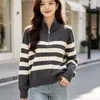 Suéter Tricotado Listrado com Pônei Bordado Meia-Zip Feminino 2026 Outono/Inverno Novo Casual Solto Emagrecedor Camada Base