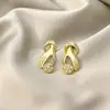 Aretes Dorados Estilo Coreano Estilo Ins para Mujer, Aretes Geométricos de Corazón y Perla, Aretes Versátiles Elegantes para Mujer, Venta al por Mayor de Fabricantes