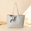 Bolsa tote feminina 2024 moda bolsa de mão simples lenço bolsa de ombro decorativa bolsa de axila uma geração de cabelo