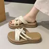 Zapatillas finas de tira con perlas y suela blanda, cómodas para llevar al aire libre 2026 chanclas de playa de suela gruesa con una sola tira, zapatos de verano para mujer con punta abierta