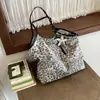 Bolso grande de estilo retro para mujer, nuevo bolso de hombro casual 2026, diseño moderno y simple, adecuado para el trabajo y los desplazamientos, bolso tote transfronterizo