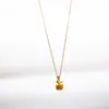 Colar Pingente de Maçã Esculpida Banhado a Ouro para Mulheres, Corrente para Clavícula, Estilo de Natal, Fofo e Doce, Fresco e Auspicioso