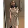 Novo vestido de verão estiloso e super popular com gola, design que afina a cintura e um estilo único de camisa de manga curta