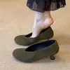 2026 Nova Tendência de Moda Versátil Veludo Fosco Bico Redondo Salto Baixo Decote V Retrô Corte Baixo Salto Grosso Sapatos de Caminhada Simples