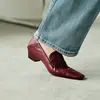 Sapatos Femininos Casuais Streetwear 4cm Vinho, Mocassins Slip-On com Bico Quadrado Pequeno e Corte Profundo com Salto Grosso, Sapatos Profissionais