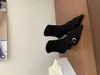 Botas de Cano Curto Elegantes com Salto Agulha e Bico Fino 2026 Outono Botas de Cano Curto Elásticas em Camurça com Fivela para Mulheres