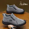 Nuevas botas de algodón para hombre de invierno con forro de felpa, cálidas, antideslizantes, de suela gruesa, a prueba de viento, adecuadas para nieve y lluvia, botas de algodón para papá para exteriores