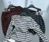 Elegante top de punto a rayas para mujer, adecuado como prenda exterior, estilo coreano chic y único para principios de otoño, top de hombros descubiertos