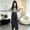 Elegante conjunto delgado para niñas para primavera y otoño, con una nueva sudadera con capucha a rayas de estilo relajado, chaleco y pantalones de pierna ancha - un conjunto de tres piezas