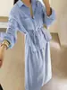 Conjunto de camisa de trabajo casual estilo minimalista de rayas finas con cuello de solapa y top de manga larga de un solo botón, combinado con una falda midi con cinturón