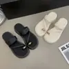 Sandalias Elegantes de Mujer Estilo Francés Nuevas para Verano 2025 con Hebilla Metálica, de Dedo Separado, Chanclas de Playa de Suela Gruesa, Zapatos Casuales para Exteriores para Mujer