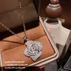 Conjunto de collar de gema de camelia Demon Ji Nebuloso con pendientes y pulsera de circón rosa rico y encantador