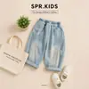 Conjunto de otoño estilo coreano para niños: un conjunto elegante y casual de tres piezas que incluye una chaqueta de dibujos animados con cuello mao, una camiseta estampada y pantalones vaqueros rotos para niños