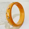 Acessórios Yongge Moda Feminina Pulseira de Resina com Contas Douradas Incrustadas Personalidade Retrô Rebite Pulseira de Temperamento