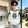 Camiseta de algodão puro com mangas compridas e blocos de cor para meninos, novo estilo primavera e outono, top estiloso, menino bonito, crianças de meia-idade e mais velhas, segunda pele, roupa de outono