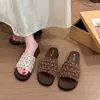 Tela de lunares, sandalias de una tira para mujer, con un diseño de tira ancha plisada, tacón de cuña, suela gruesa y plantilla suave, lo que las hace cómodas de llevar durante largos períodos, perfectas para el verano de 2026