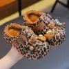 Chinelos internos quentinhos de inverno para meninas, com forro de fleece, impermeáveis e antiderrapantes, com estampa de leopardo, adequados para bebês e crianças pequenas.