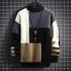 Suéter nuevo de moda para hombre, colección otoño e invierno, diseño engrosado y de retazos, tejido estilo coreano, perfecto como capa base